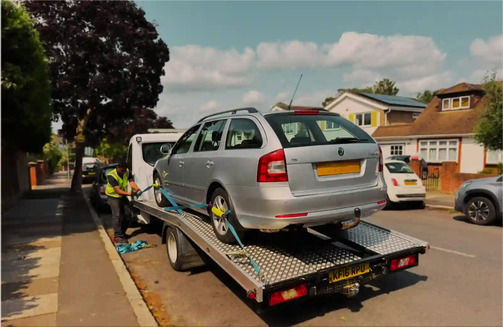 24/7 emergency breakdown recovery service UK - Professional tow truck and recovery vehicle ready for nationwide assistance day and night